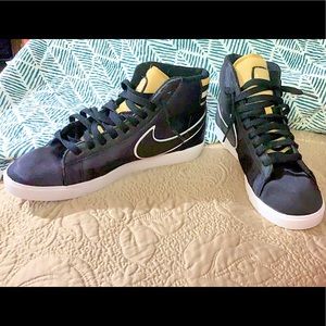 Nike Blazer High Top sneaker
 SATIN black/ GOLD